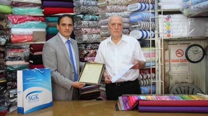 Sgk&rsquo;dan 65 Yıldır Sigortalı İş&ccedil;i &Ccedil;alıştıran Esnafa Plaket