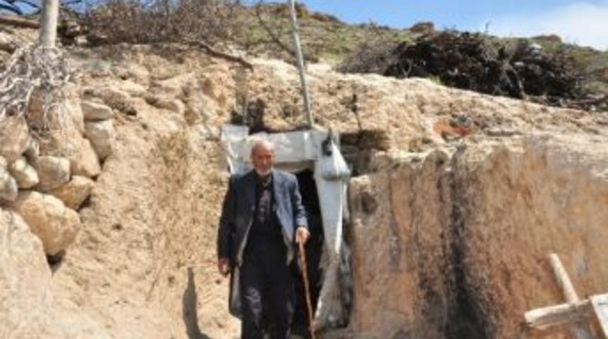 &Ccedil;&ouml;z&uuml;m S&uuml;reci İle K&ouml;ylerine D&ouml;nen &Ccedil;ift Mağarayı Yazlık Kullanıyor