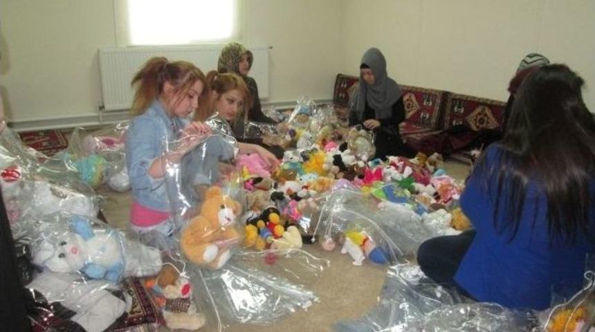 Engellilerin Hediyelerini Elleriyle Paketlediler