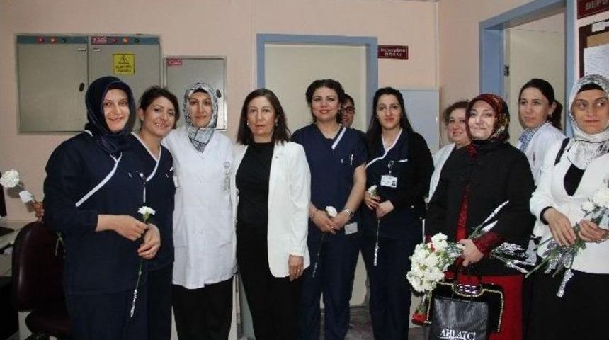 Ak Parti Milletvekili Adayı Ceritoğlu&rsquo;ndan Hemşirelere &Ccedil;i&ccedil;ek