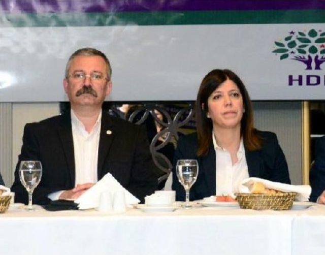 Hdp, Adana'da Ak Parti Afişlerini Izlemeye Aldı