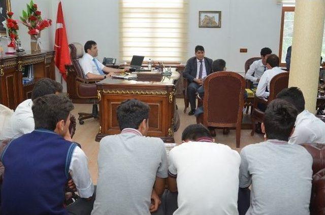 Viranşehir&rsquo;de Atletizm İl Şampiyonları Kaymakamı Citer&rsquo;i Ziyaret Etti 2