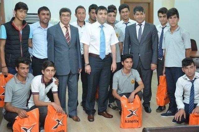 Viranşehir’de Atletizm İl Şampiyonları Kaymakamı Citer’i Ziyaret Etti