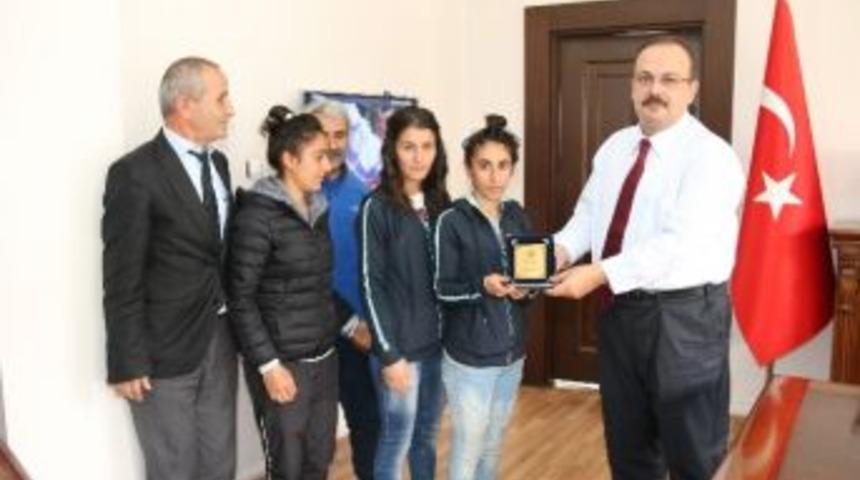 Bayan Sporculardan Vali Canbolat&rsquo;a Ziyaret