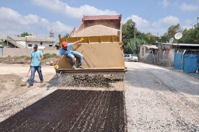 Yüreğir’de 5 Ayrı Ekip Yol Çalışması Yapıyor