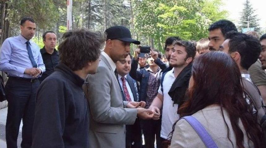 Ak Parti Pankartını İndirmek İsteyen &Ouml;ğrencilere Polis M&uuml;dahale Etti