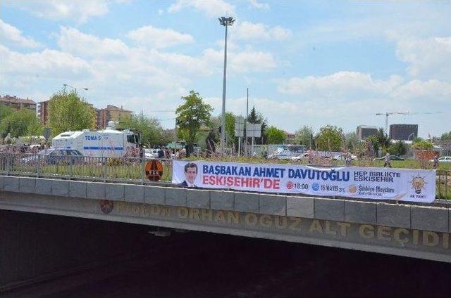 Ak Parti Pankartını İndirmek İsteyen Öğrencilere Polis Müdahale Etti