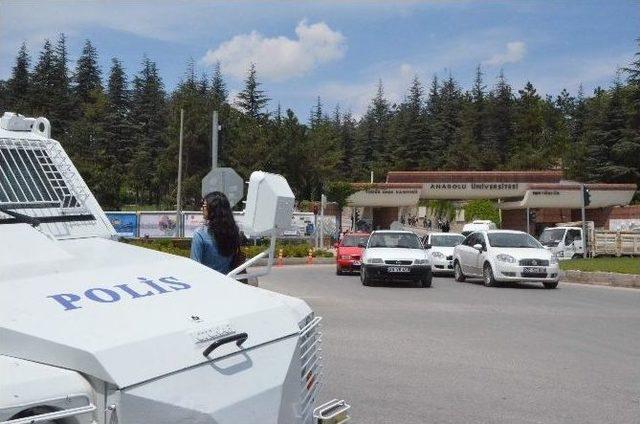 Ak Parti Pankartını İndirmek İsteyen Öğrencilere Polis Müdahale Etti