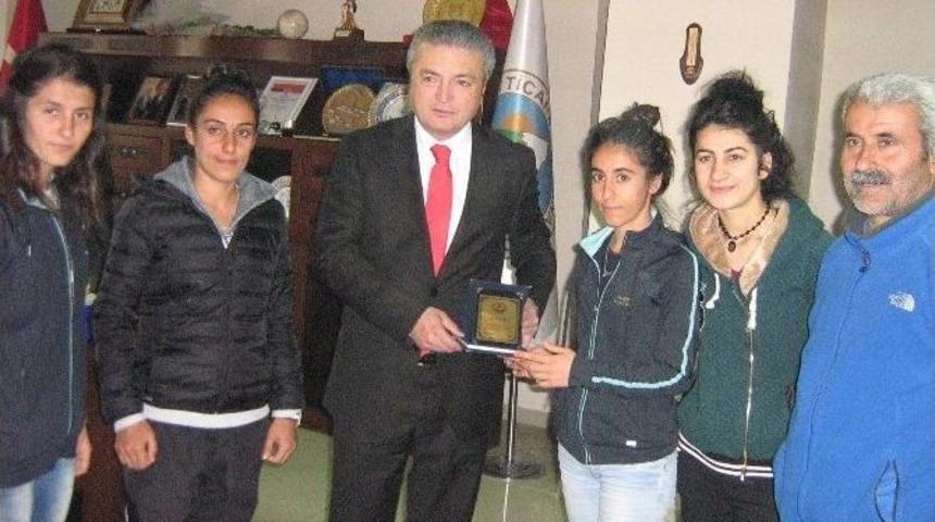 Bayan Futbol Takımın&rsquo;dan Hatso Başkanı Taş&rsquo;a Ziyaret Etti