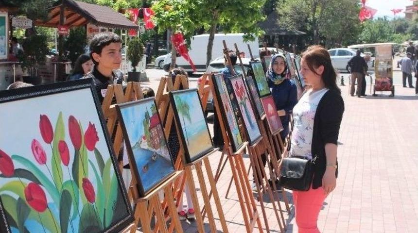 Ortaokul &Ouml;ğrencileri &Ccedil;izdikleri Resimleri Sergiledi