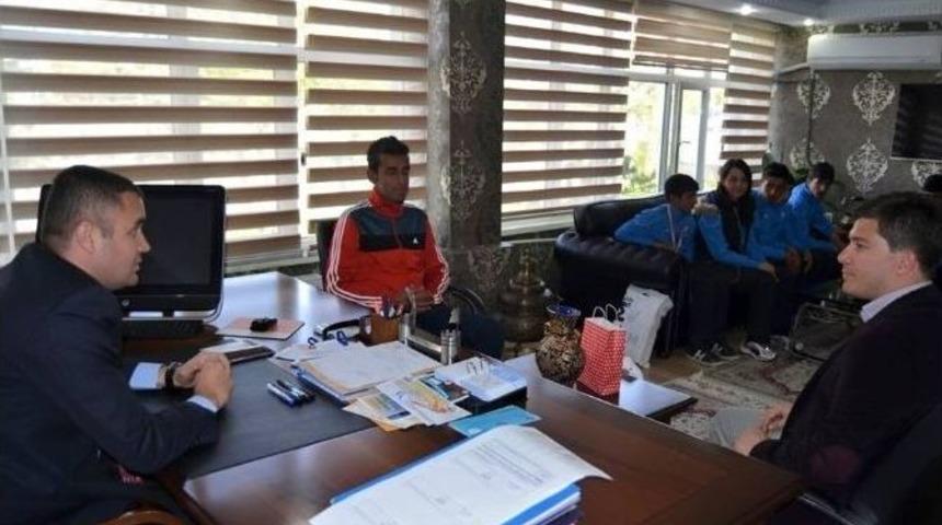 Kaymakam Sarı T&uuml;rkiye Şampiyonlarını Makamında Ağırladı