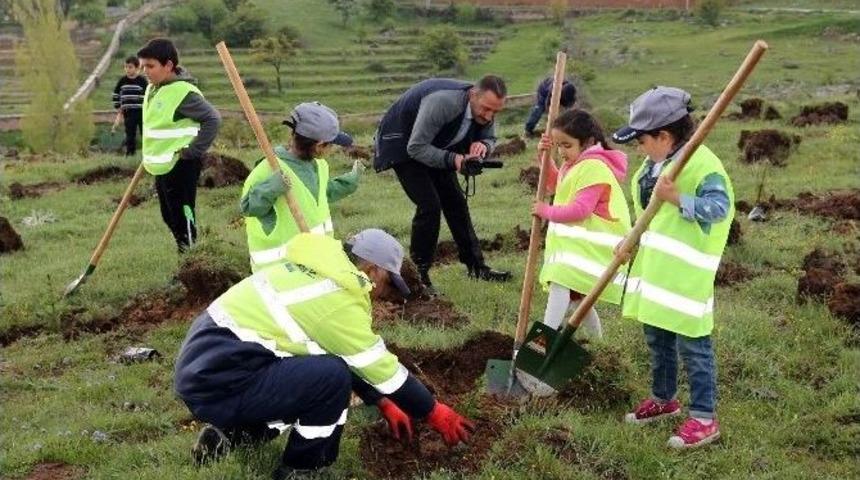Ak&ccedil;akaya Mahallesinde Anlamlı Fidan Dikimi