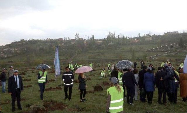 Ak&ccedil;akaya Mahallesinde Anlamlı Fidan Dikimi 1
