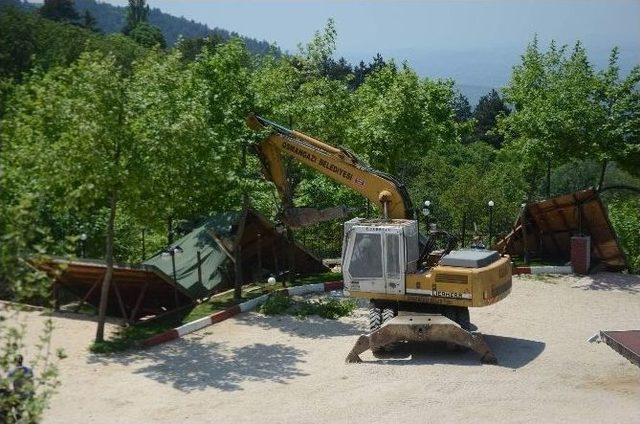 Uludağ&rsquo;da Ka&ccedil;ak &Ccedil;ay Bah&ccedil;eleri Yıkıldı 2