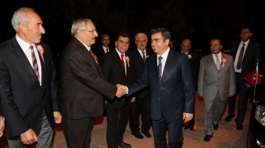 Vali D&uuml;zg&uuml;n, Şed Kuşatma T&ouml;reni&rsquo;nde Yılın Ahisi&rsquo;ne Kaftanını Giydirdi