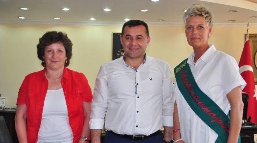 Almanya&rsquo;nın Elma Krali&ccedil;esinden Ziyaret