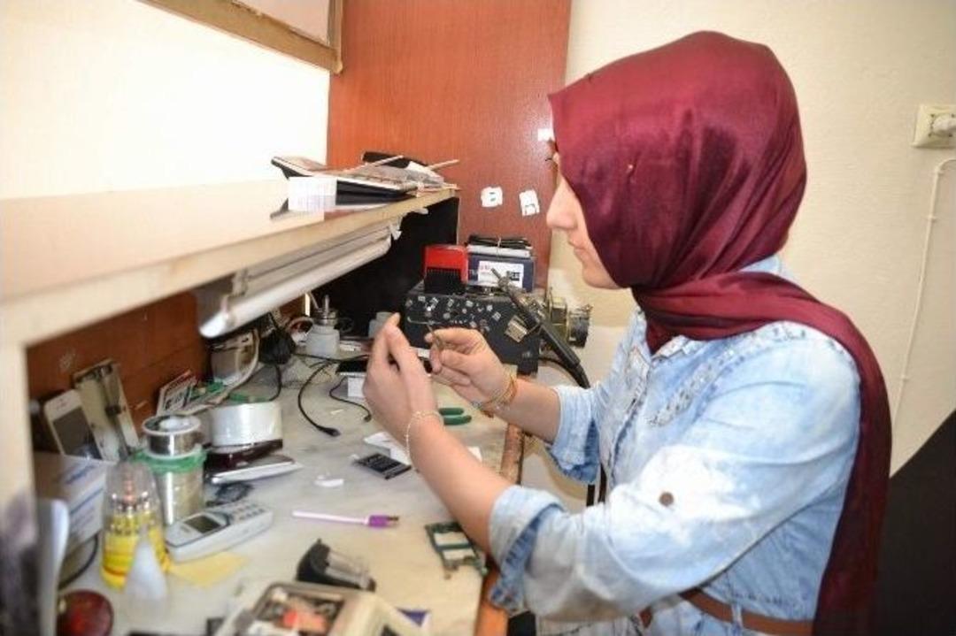 Kadın Telefon Tamircileri Meslektaşlarına Taş &Ccedil;ıkarıyor