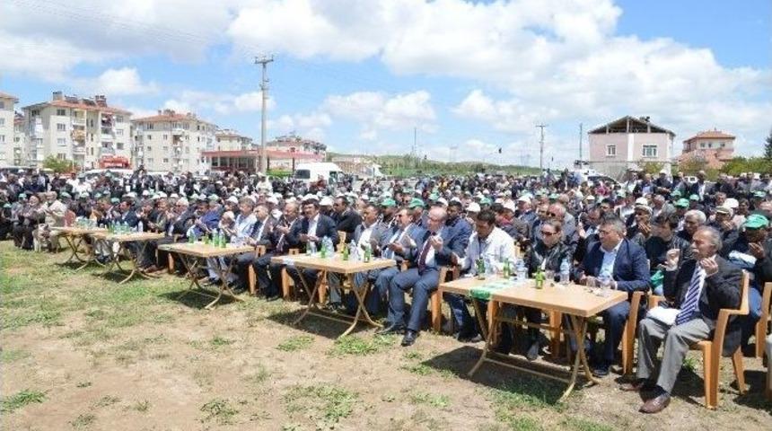 B&uuml;nyan&rsquo;da &Ccedil;ift&ccedil;i G&uuml;n&uuml;&rsquo;nde K&ouml;yl&uuml;ler Ş&uuml;k&uuml;r Duasına &Ccedil;ıktı