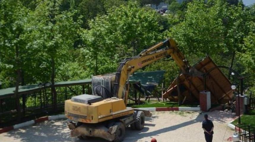 Uludağ&rsquo;Daki Ka&ccedil;ak &Ccedil;ay Bah&ccedil;eleri Yıkıldı