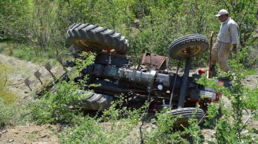 Trakt&ouml;r Devrildi; Anneanne &Ouml;ld&uuml;, S&uuml;r&uuml;c&uuml; Torun Yaralandı