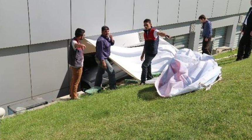 Gaz Pedalı Takılı Kalan Otomobil Hastaneye Girdi