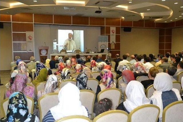 ‘bir Yetime Aile Olmak’ Paneli Düzenlendi