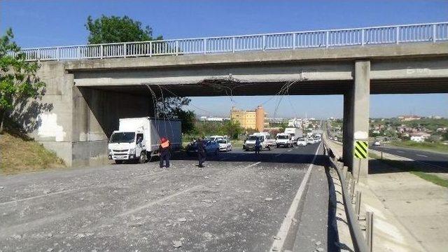 Beton Santral Ünitesi Taşıyan Tır, Köprüye Çarptı