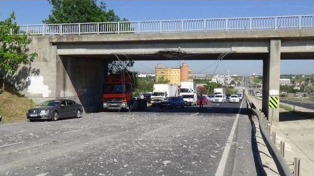 Beton Santral Ünitesi Taşıyan Tır, Köprüye Çarptı