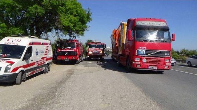 Beton Santral Ünitesi Taşıyan Tır, Köprüye Çarptı