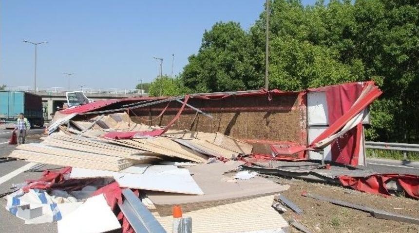 Tem Otoyolunda Tır Devrildi: &Uuml;&ccedil; Yaralı