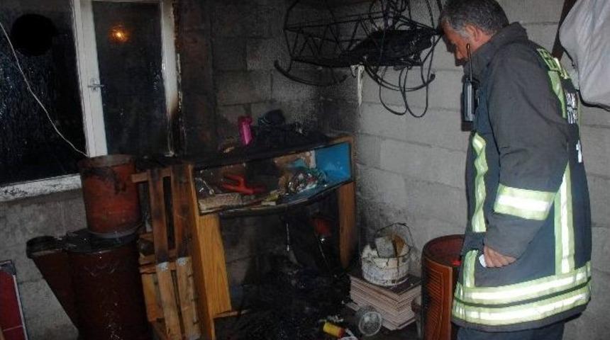 &Ccedil;atıdaki Odunluk Yangını Korkuttu