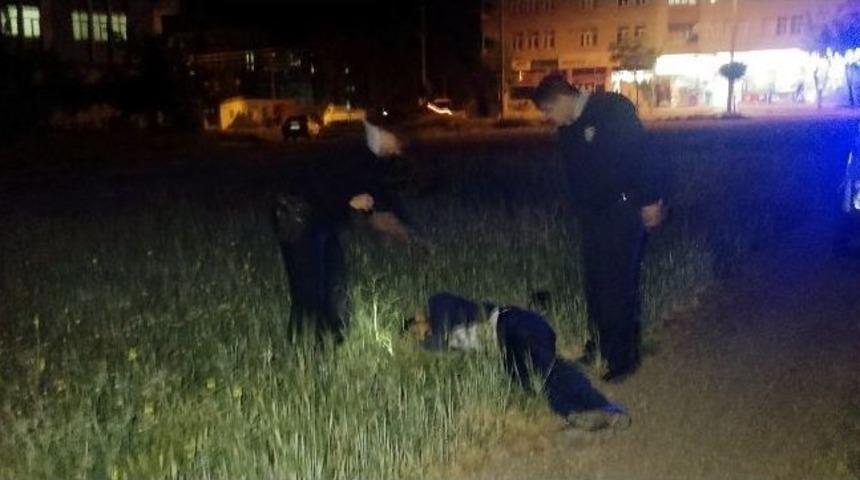 Tarla Ortasında &Ouml;l&uuml; Sanılan Gen&ccedil; Sarhoş &Ccedil;ıktı