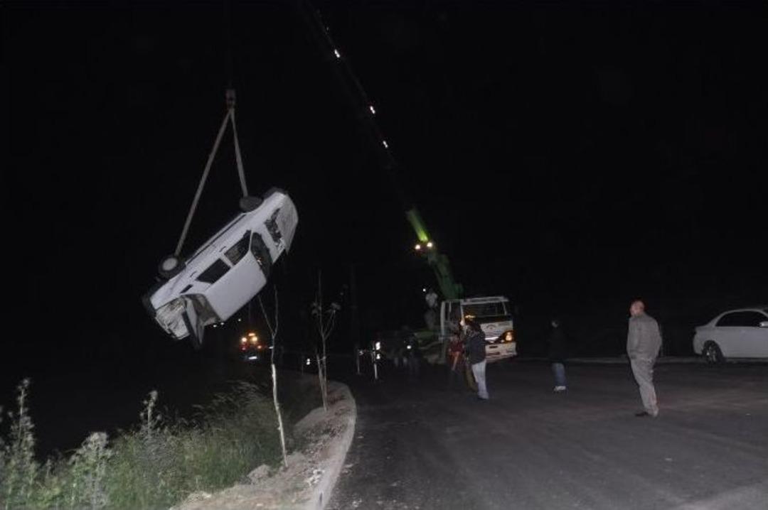 K&ouml;peğe &Ccedil;arpmamak İ&ccedil;in Dereye U&ccedil;tu: &Uuml;&ccedil; Yaralı