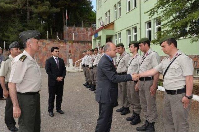 Vali Çakacak Çamlıyayla’da İncelemelerde Bulundu