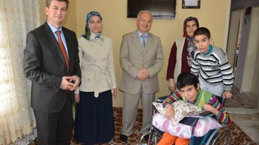 Hayırseverden Engelli Gence Tekerlekli Sandalye