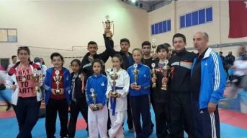 Kartepeli Karateciler Sakarya’dan 16 Madalyayla Döndü