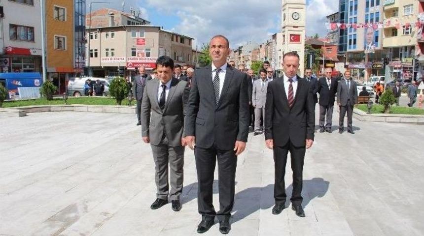 Oltu&rsquo;da Spor Bayramı &Ouml;ncesi Atat&uuml;rk Anıtına &Ccedil;elenk Sunumu Yapıldı