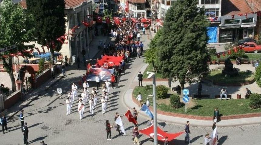 Devrek’te Düzenlenen Gençlik Yürüyüşüne Yüzlerce Kişi Katıldı