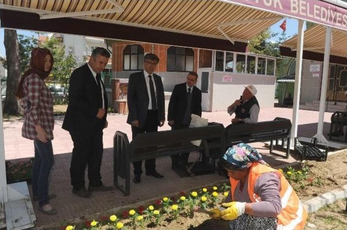 Boz&uuml;y&uuml;k &Ccedil;i&ccedil;eklerle Renkleniyor