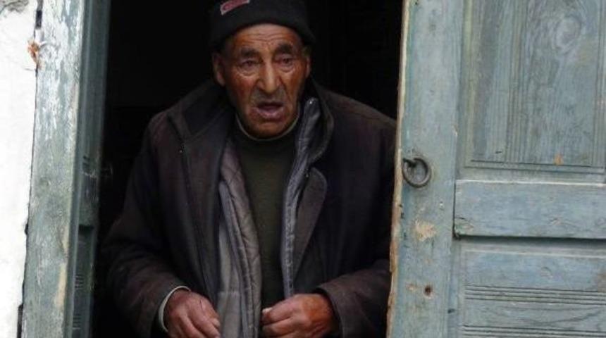 3 &Ccedil;ocuğunun Terk Ettiği Emer Dede'nin, Harabe Evde Yaşam M&uuml;cadelesi