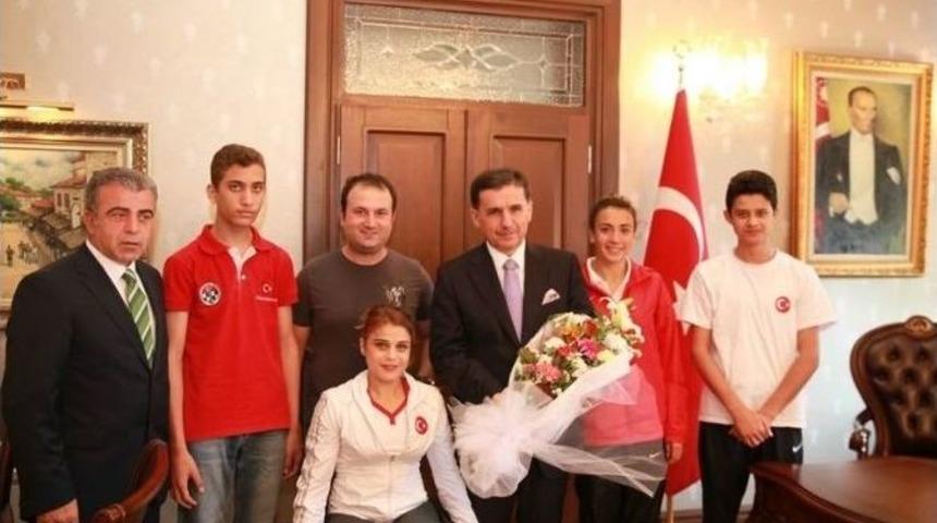 Gen&ccedil; Milli Sporculardan Vali Topaca&rsquo;ya Ziyaret