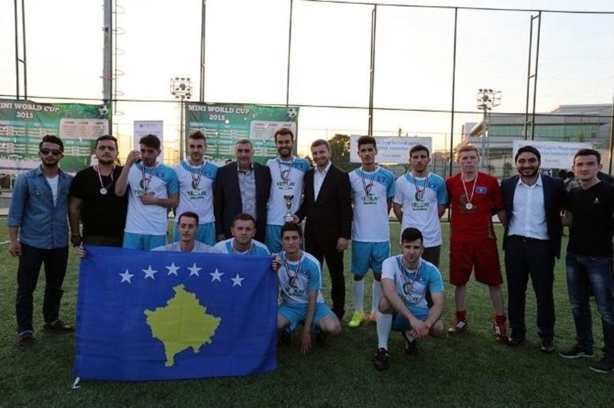 Başkan To&ccedil;oğlu Şampiyon Olan Gine&rsquo;ye Kupasını Takdim Etti