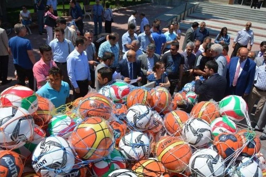 Yunusemre&rsquo;den Okullara Top Desteği