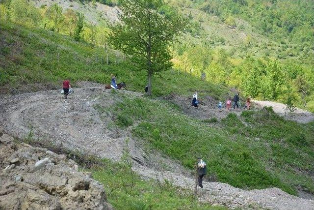 Durmuş Yalçın, Köylülerin Dertlerini Dinledi