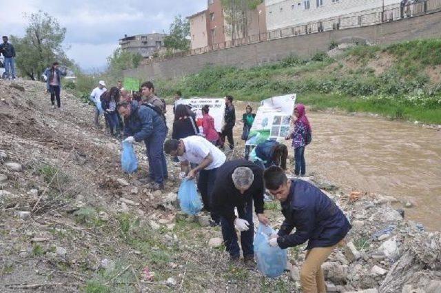 Avrupalı Öğretmen Ve Öğrenciler, Yüksekova'da Temizlik Yaptı