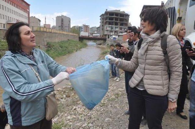 Avrupalı Öğretmen Ve Öğrenciler, Yüksekova'da Temizlik Yaptı