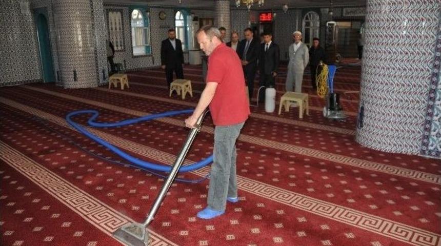 İneg&ouml;l&rsquo;de Camiler Ramazan Ayına Hazırlanıyor