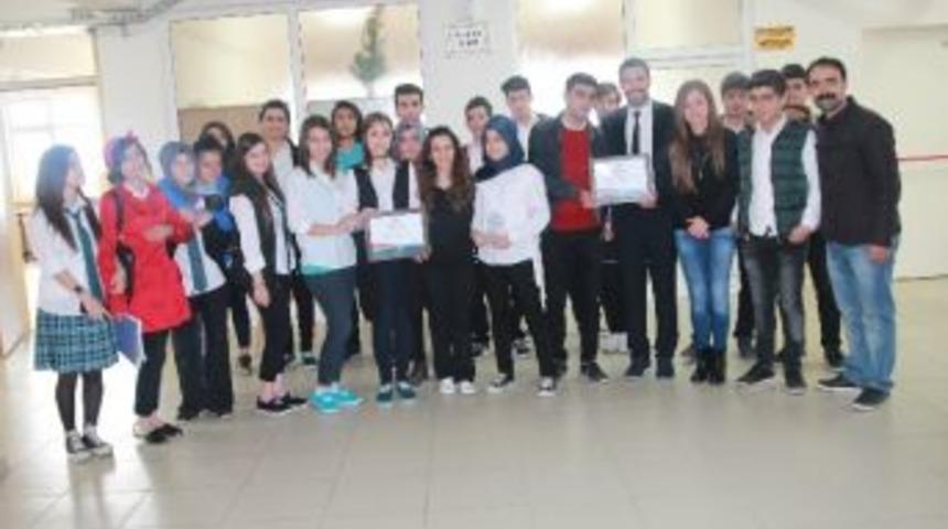 Sahne Estetiği &Ouml;d&uuml;l&uuml; İle D&ouml;nd&uuml;ler