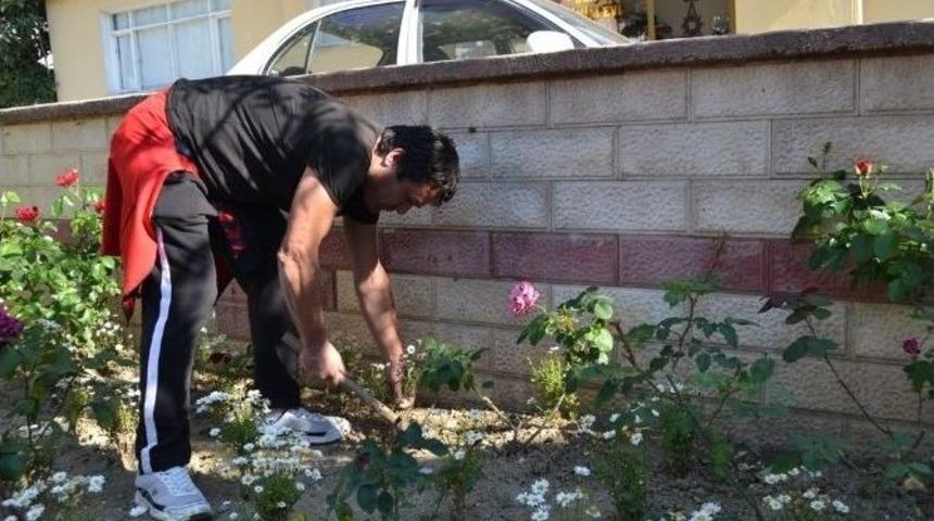 Aldığı Hapis Cezasını Camide &Ccedil;ekiyor