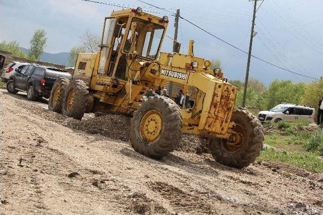 Tuşba Belediyesi’nin Mahallelere Parke Taşı Çalışması